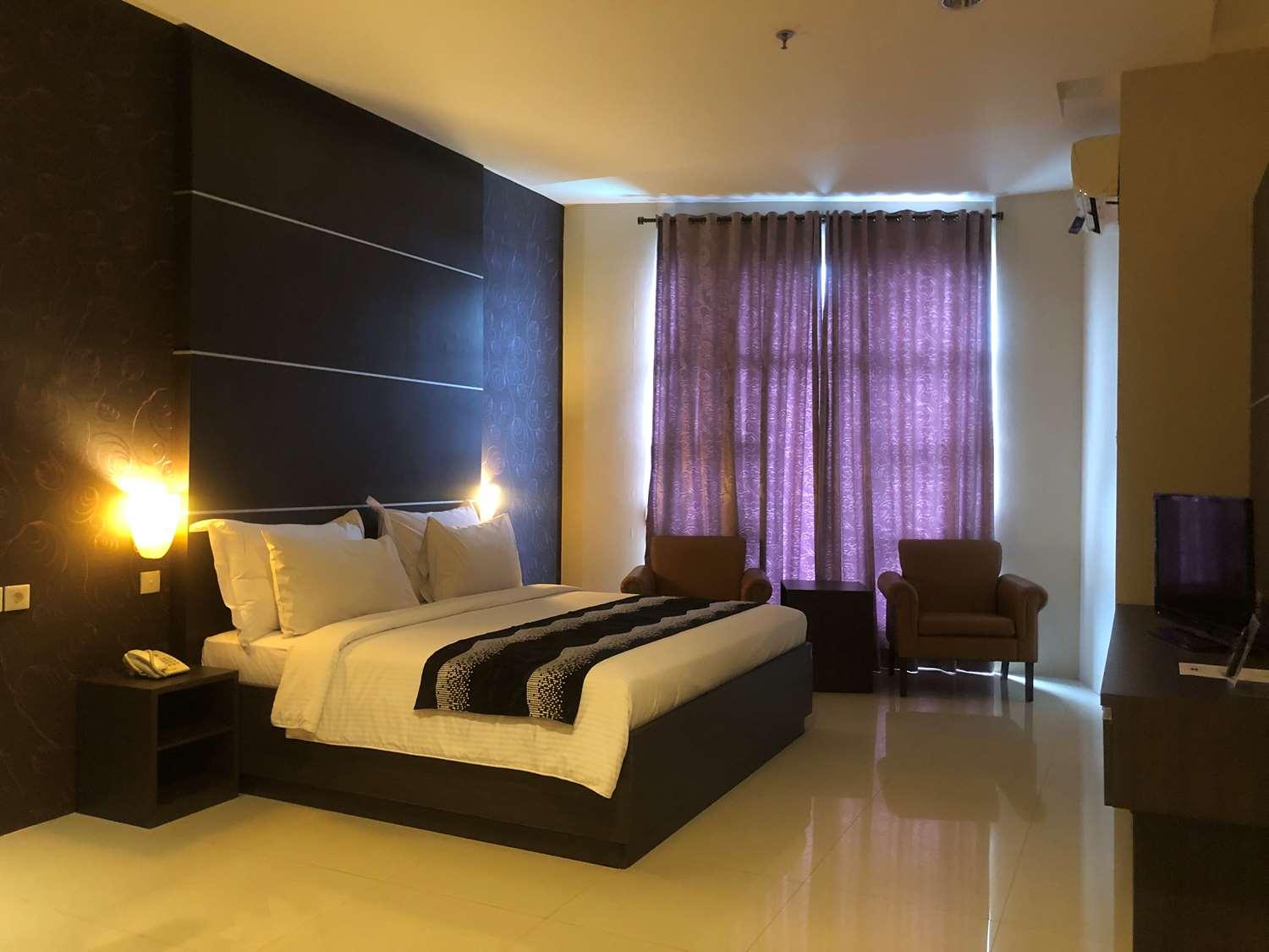 Kyriad Sadurengas Hotel Tanah Grogot Buitenkant foto