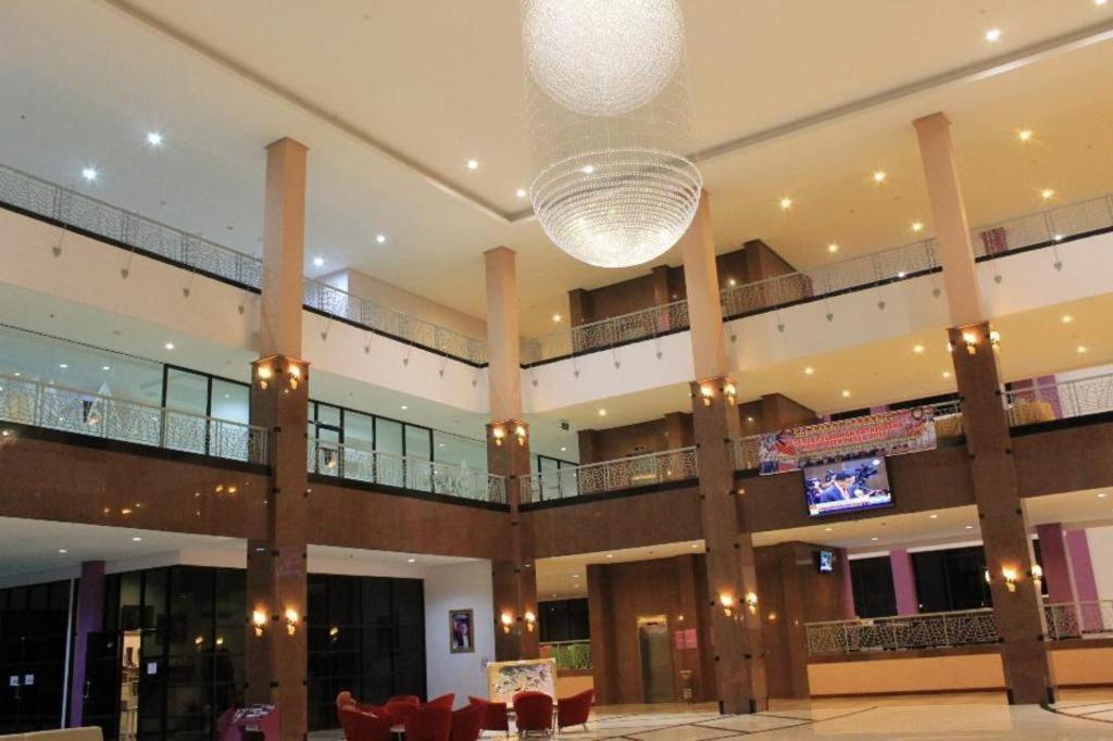 Kyriad Sadurengas Hotel Tanah Grogot Buitenkant foto